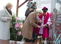 Panie Teresa i Zofia przeżyły KL Soldau, a teraz ze wzruszeniem wzięły udział w poświęceniu tego miejsca.