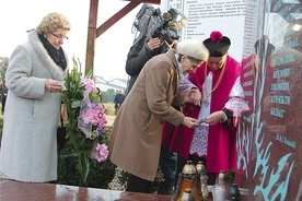 Panie Teresa i Zofia przeżyły KL Soldau, a teraz ze wzruszeniem wzięły udział w poświęceniu tego miejsca.