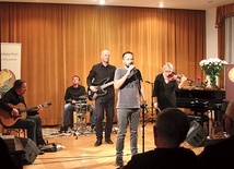 W tym roku zwieńczeniem konkursu był koncert zespołu Dobre Ludzie założonego przez Szymona Babuchowskiego.