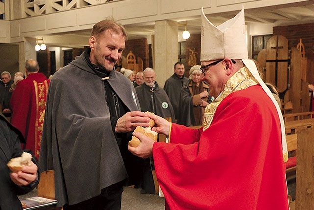 ▲	Po Mszy św. kapłani i wierni podzielili się między sobą pieczywem, zgodnie z tradycją Towarzystwa.