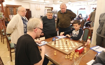 Tu rywalizacja nie miała ograniczeń wiekowych czy sprawnościowych. Każdy mógł się zmierzyć z szachowymi zadaniami.