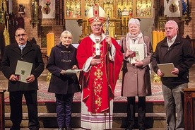 ▼	Metropolita wręczył medale „Prodesse Auso” zasłużonym dla Kościoła warmińskiego.