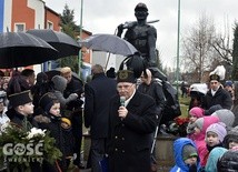 Edward Śledź w czasie uroczystości pod pomnikiem wraz z ponad 30 delegacjami.