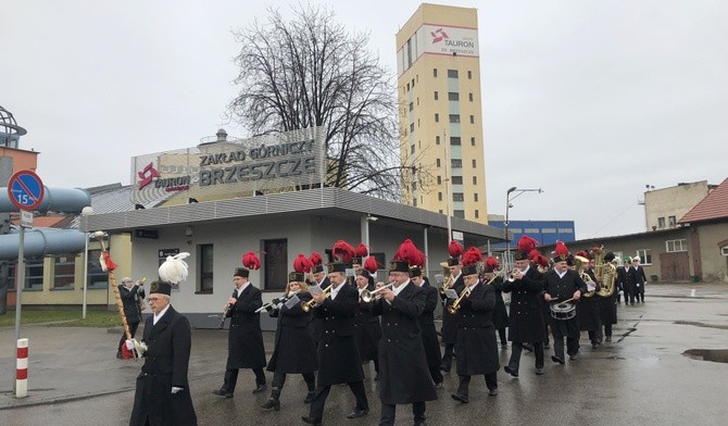 Uroczysty przemarsz z kopalni na barbórkową Mszę Świętą