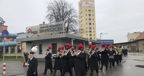 Uroczysty przemarsz z kopalni na barbórkową Mszę Świętą