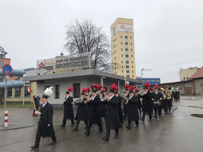 Uroczysty przemarsz z kopalni na barbórkową Mszę Świętą