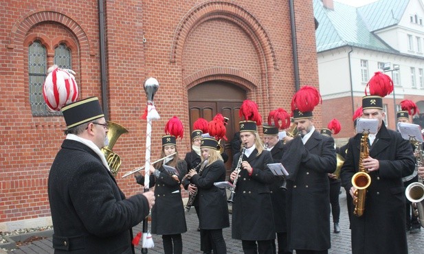 Orkiestra gra wytrwale