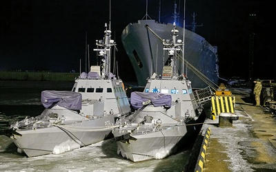 Dwa z trzech ukraińskich okrętów wojennych, zatrzymanych  25 listopada w Cieśninie Kerczeńskiej, które przetransportowano  do rosyjskiej bazy wojskowej w Kerczu na Krymie. Marynarze zostali aresztowani i obecnie znajdują się w areszcie śledczym FSB w Moskwie.