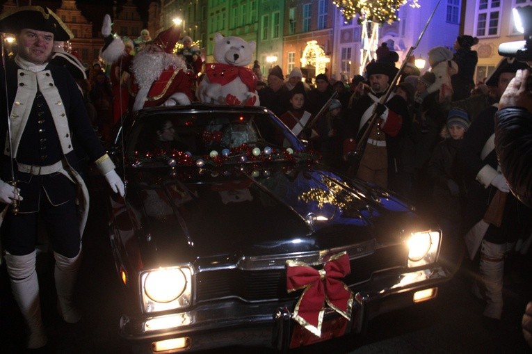 Na Długim Targu św. Mikołaja powitały setki osób