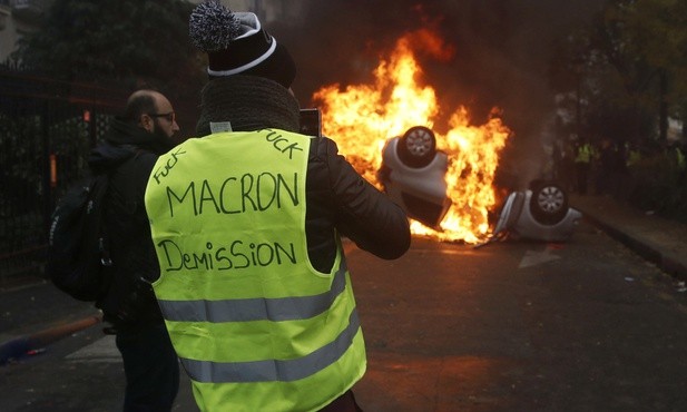 Bp Brunin: Zamieszki we Francji świadczą o kryzysie demokracji