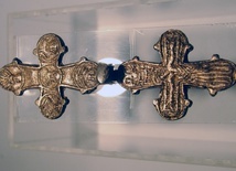 Jedno z najcenniejszych znalezisk na radomskiej Piotrówce - enkolpion, tzn. relikwiarz noszony na piersi. Czymś podobnym mogą poszczycić się jeszcze jedynie Gniezno, Ostrów Lednicki, Kraków i Łęczyca