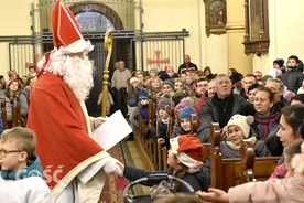 Mikołaj przywitał się z dziećmi.