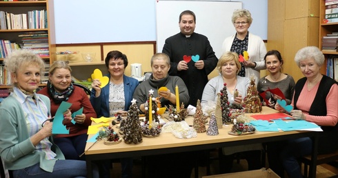 Wolontariuszki przygotowały też stroiki, które rozprowadzają wśród parafian. Na zdjęciu z ks. Marcinem Sajnogiem, opiekunem PZC