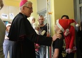 Arcybiskup u chorych dzieci