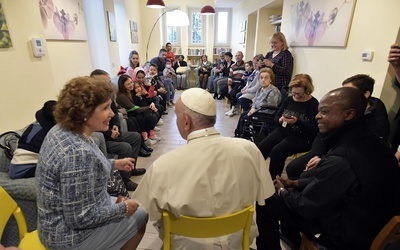 Papież z niezapowiedzianą wizytą w dwóch ośrodkach pomocy