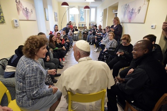 Papież z niezapowiedzianą wizytą w dwóch ośrodkach pomocy
