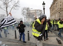 Pierwsze starcia podczas protestu "żółtych kamizelek" we Francji