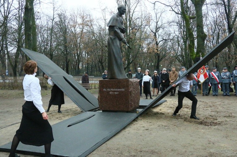 Odsłonięciu pomnika ks. Radziszewskiego towarzyszyła oprawa przygotowana przez Leszka Mądzika