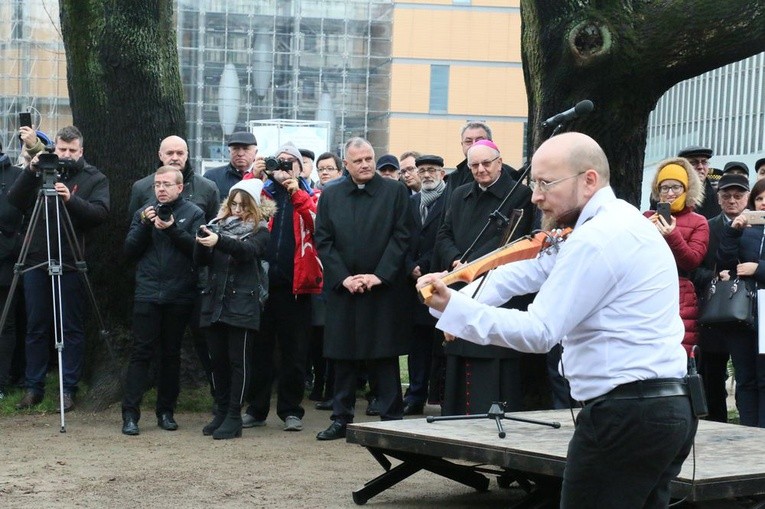Odsłonięcie pomnika ks. Idziego Radziszewskiego