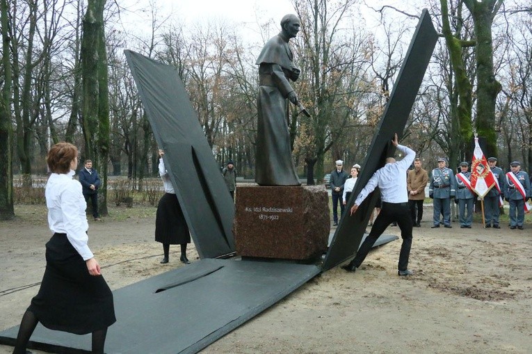 Odsłonięcie pomnika ks. Idziego Radziszewskiego