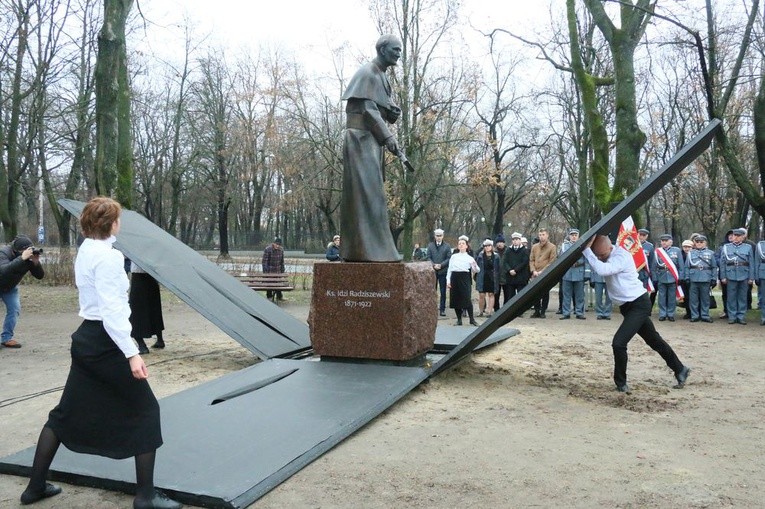 Odsłonięcie pomnika ks. Idziego Radziszewskiego