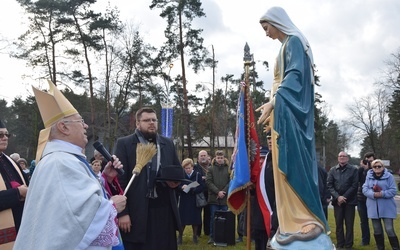 Poświęcenie ronda i figury MB Niepokalanej w Międzyborowie