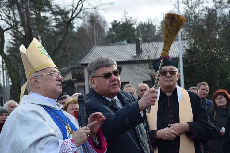 Poświęcenie ronda i figury MB Niepokalanej w Międzyborowie