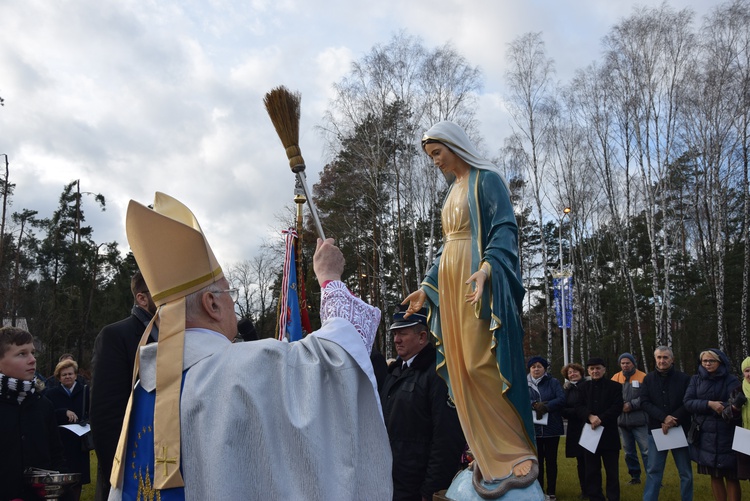 Poświęcenie ronda i figury MB Niepokalanej w Międzyborowie