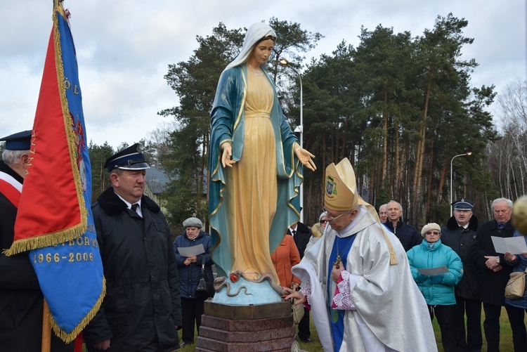 Poświęcenie ronda i figury MB Niepokalanej w Międzyborowie