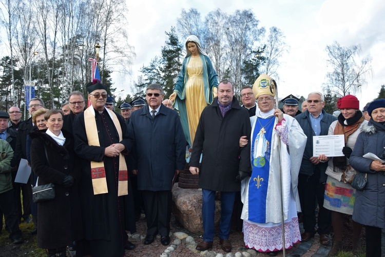 Poświęcenie ronda i figury MB Niepokalanej w Międzyborowie