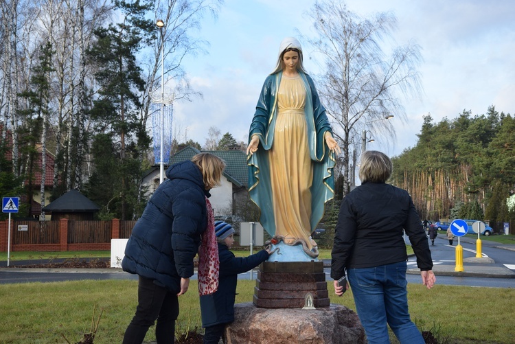 Poświęcenie ronda i figury MB Niepokalanej w Międzyborowie