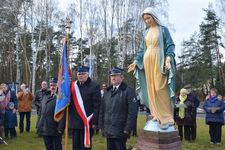 Poświęcenie ronda i figury MB Niepokalanej w Międzyborowie