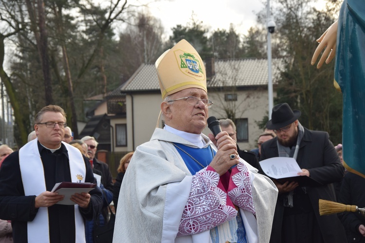 Poświęcenie ronda i figury MB Niepokalanej w Międzyborowie