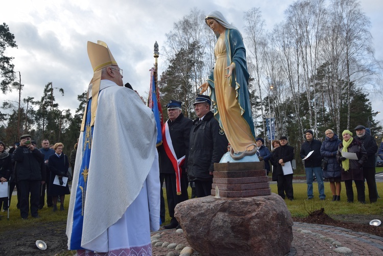 Poświęcenie ronda i figury MB Niepokalanej w Międzyborowie