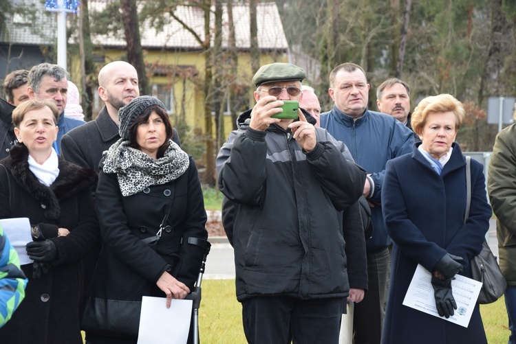 Poświęcenie ronda i figury MB Niepokalanej w Międzyborowie