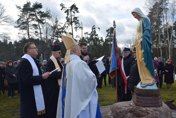 Poświęcenie ronda i figury MB Niepokalanej w Międzyborowie