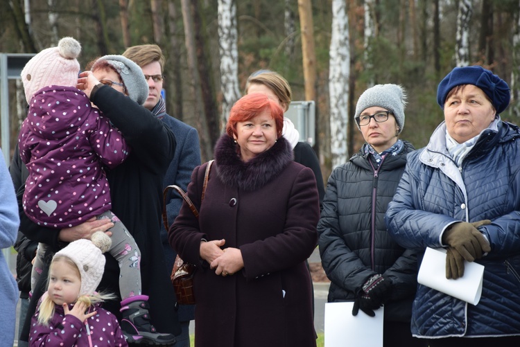 Poświęcenie ronda i figury MB Niepokalanej w Międzyborowie