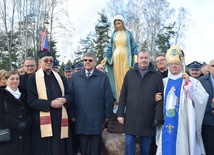 Bp Józef Zawitkowski wraz z księżmi, zaproszonymi goścmi i przedstawicielami gminy pod figurą Matki Bożej