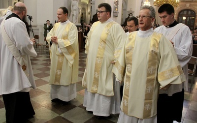 Znakiem przyjęcia święceń diakonatu jest nałożenie alby ze stułą i wierzchniego okrycia zwanego dalmatyką