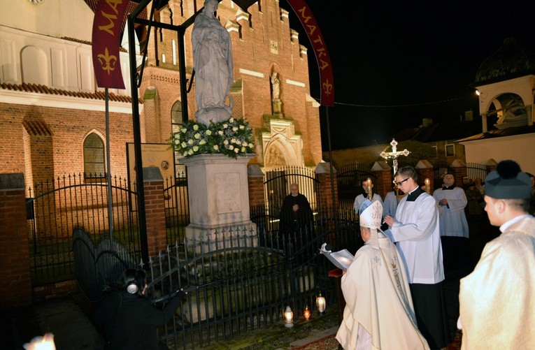 Przed Mszą św. akt zawierzenia przed figurą Niepokalanej odmówił bp Henryk Tomasik