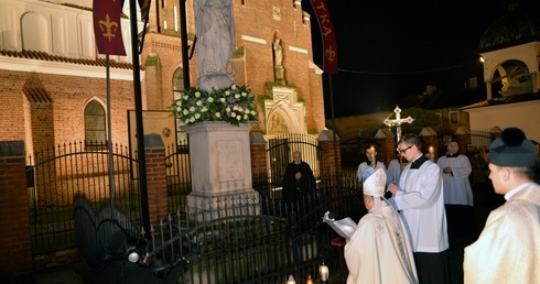 Przed Mszą św. akt zawierzenia przed figurą Niepokalanej odmówił bp Henryk Tomasik