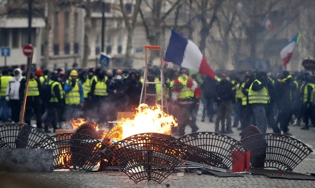 Szef MSZ Francji krytykuje Trumpa za komentarze o protestach "żółtych kamizelek"
