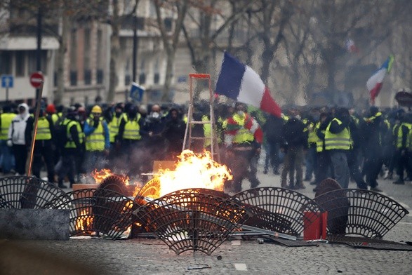 Szef MSZ Francji krytykuje Trumpa za komentarze o protestach "żółtych kamizelek"