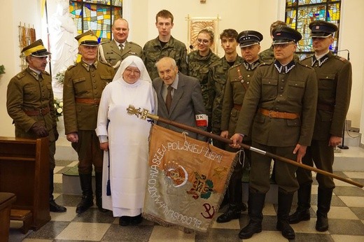 Prezentacja sztandaru po uroczystościach