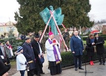 Odsłonięcie pomnika wolności w Urzędowie