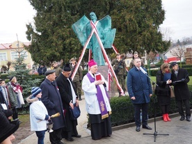 Odsłonięcie pomnika wolności w Urzędowie