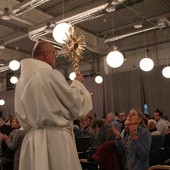 O. Józef Witko OFM z Panem Jezusem przechodził pośród zgromadzonych