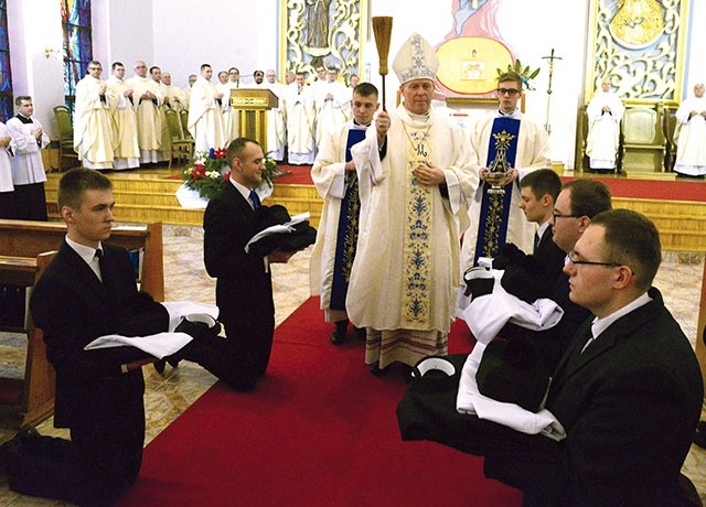 Sutanny alumnom III roku poświęcił bp Piotr Turzyński.