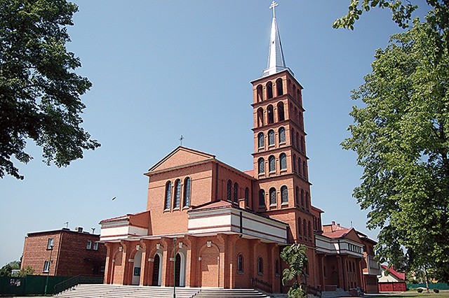 Bryła świątyni to świadome nawiązanie do rzymskiej bazyliki NMP na Zatybrzu (Santa Maria in Trastevere).