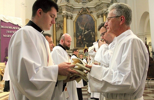 Na znak przyjęcia święceń seminarzyści włożyli albę ze stułą oraz dalmatykę.